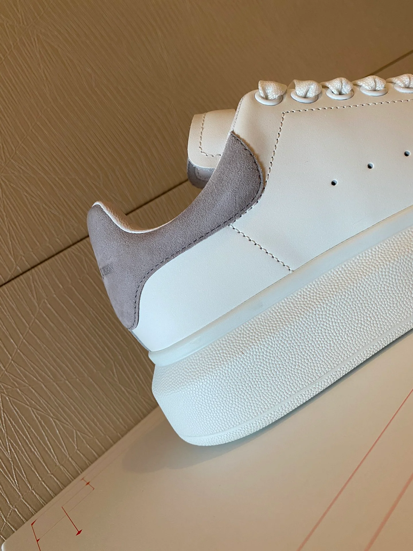 Классические белые кроссовки McQueen с замшевой подошвой на каблуке, серые.