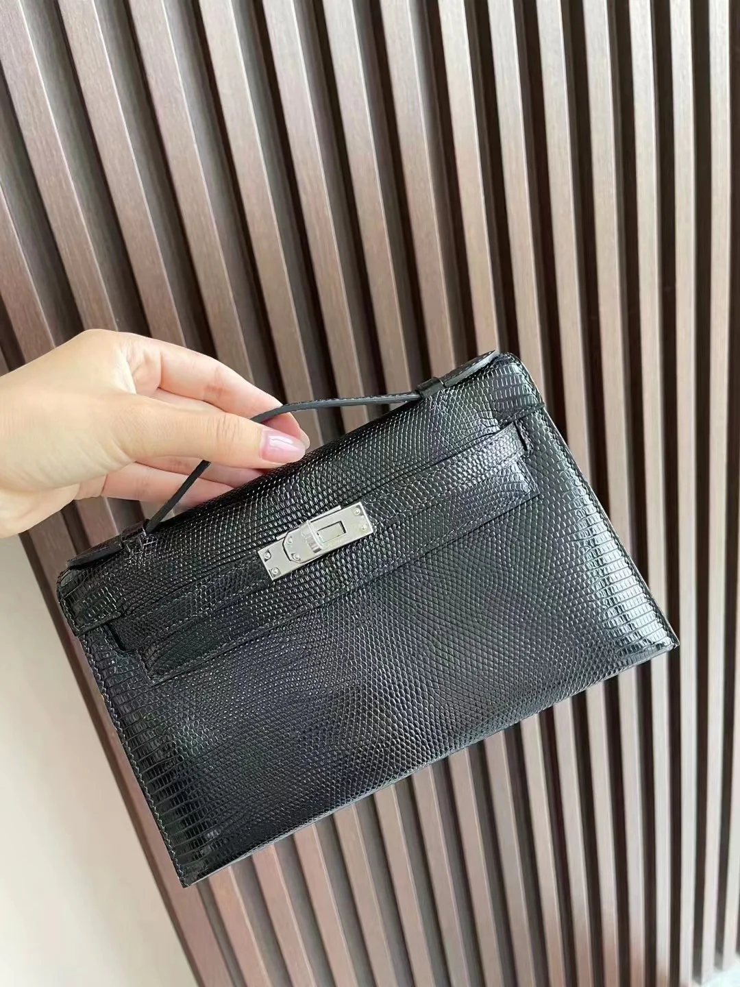 Мини-сумка Hermes Kelly 1-го поколения из кожи ящерицы, черная, с серебряной пряжкой.