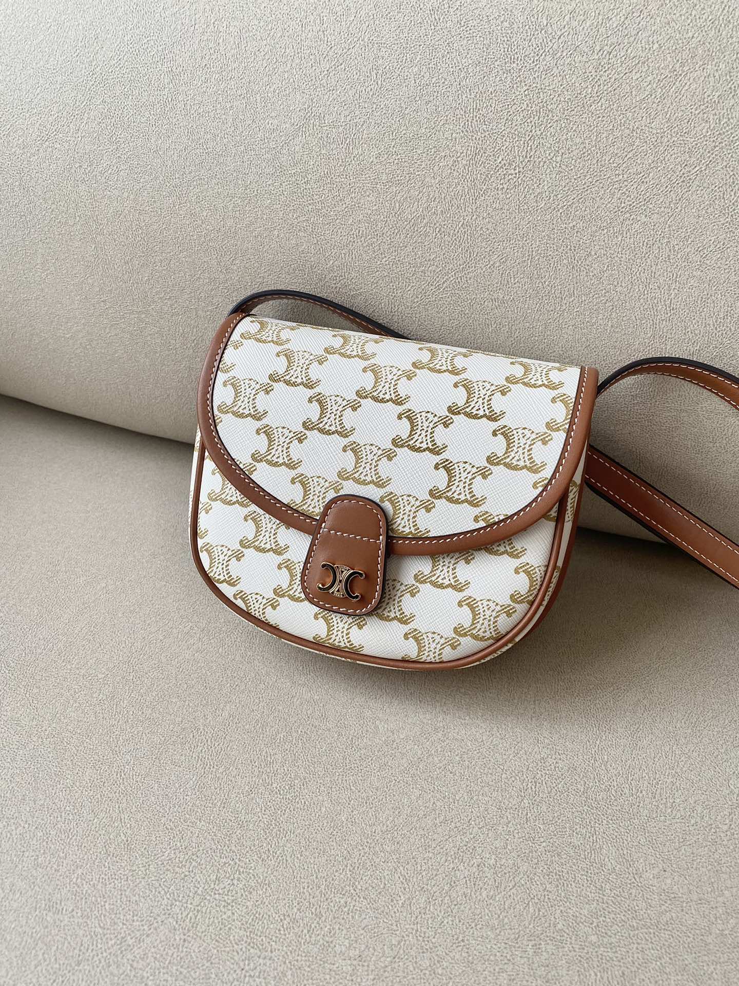 Мини-сумочка Celine Besace из кожи вагю с логотипом, белая, с монограммой.