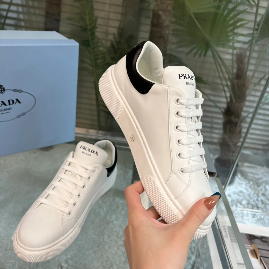 Новинка сезона весна/лето 2023 от Prada - Белые кроссовки с цветовыми блоками и черным каблуком