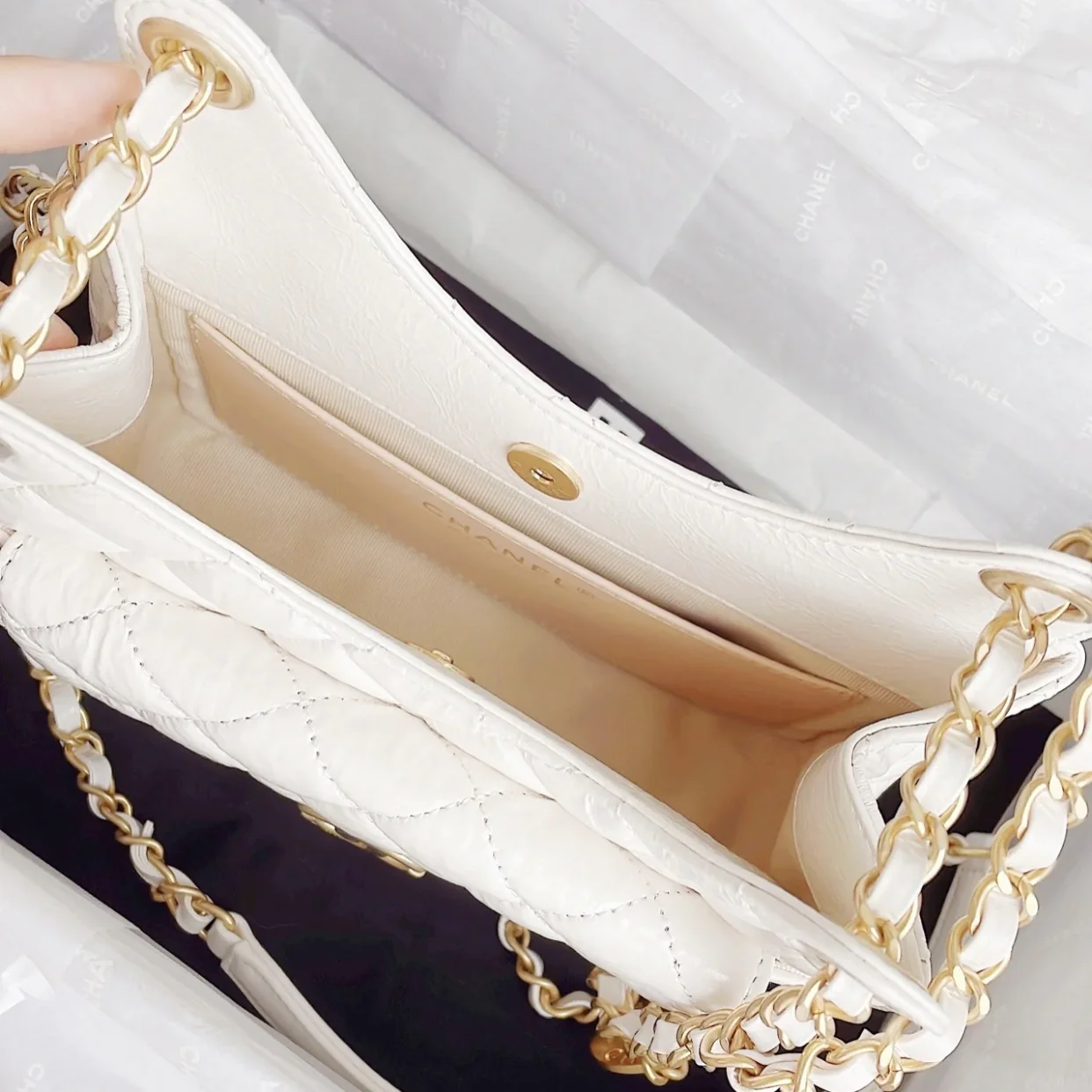 Коллекция Chanel ?Ранняя весна 2023? — сумка-хобо в стиле хиппи — маленькая — белая — 1 шт.