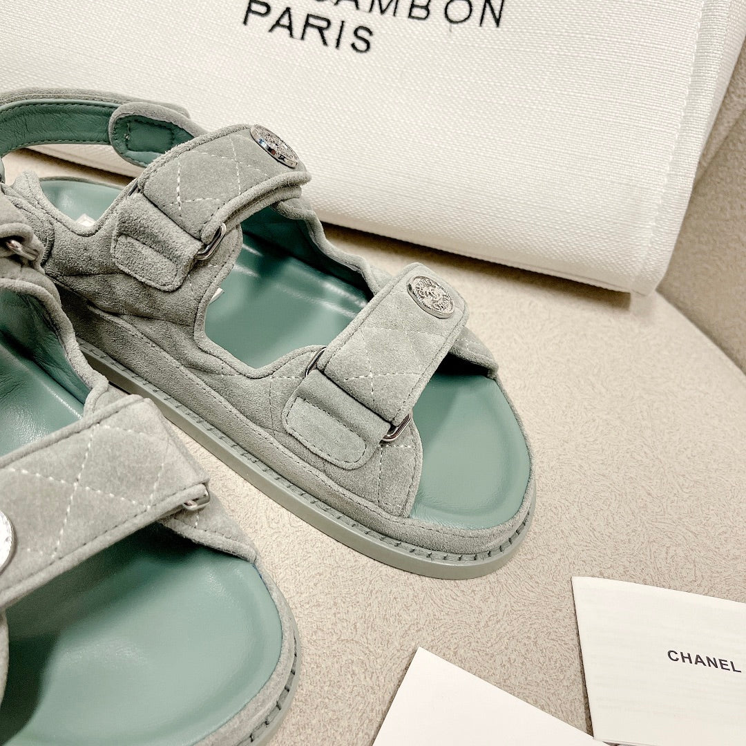 Chanel - светло-зеленые кожаные сандалии в клетку