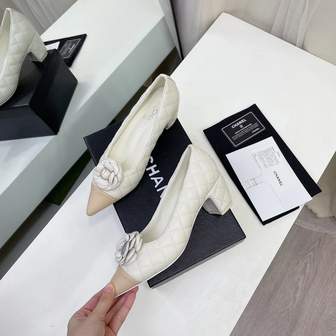 Туфли на толстом каблуке Chanel Camellia - белые - 5 см