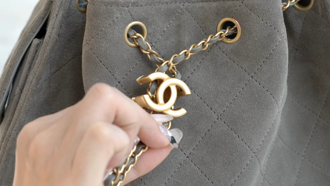 Сумка-хобо Chanel с завязками, замша, серая.