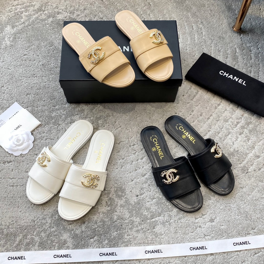 Новинка сезона весна/лето 2023 от Chanel - тапочки с двойной цепочкой и пряжкой - белые.