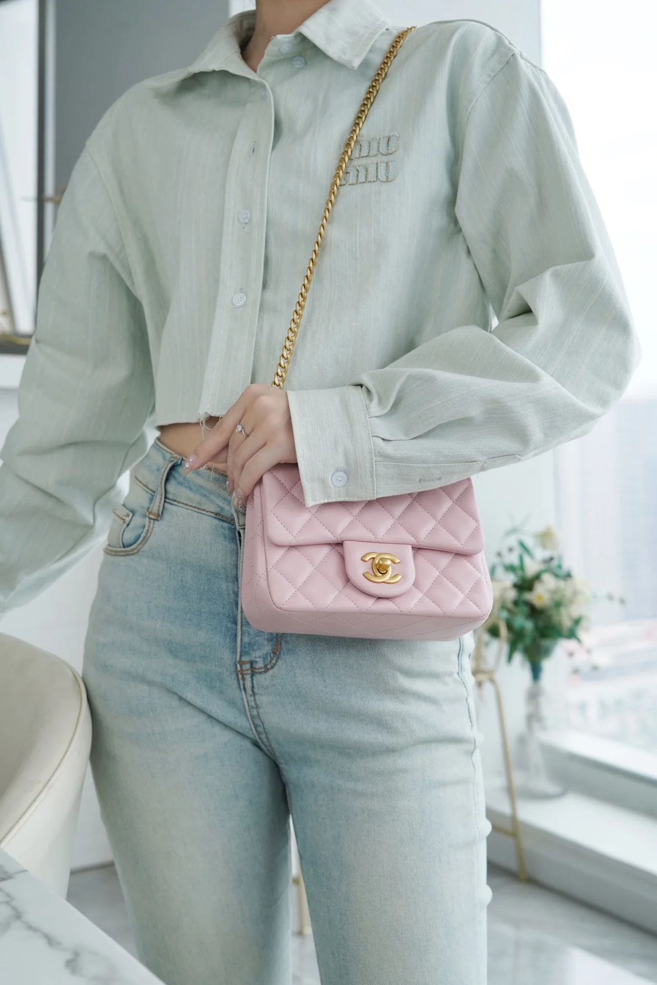 Пряжка Chanel 23 с декором в виде камелии - розовая