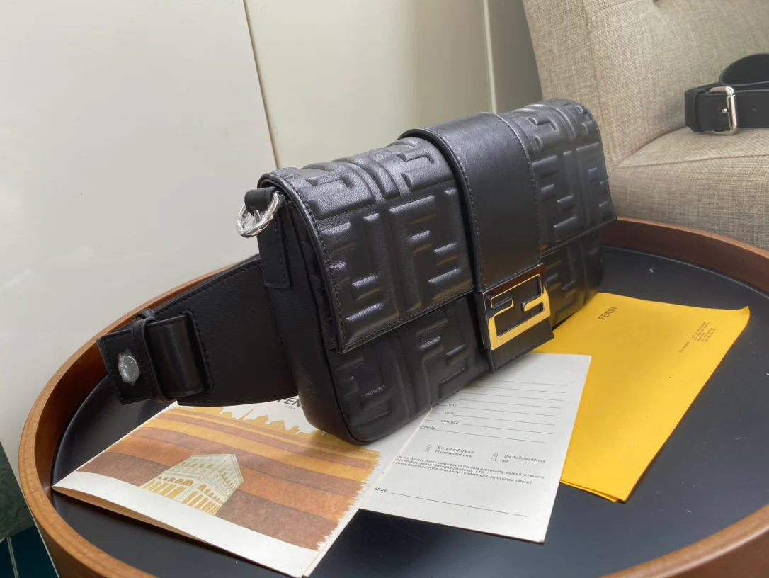 Сумка Fendi Baguette Medium из черной кожи - 2 шт.