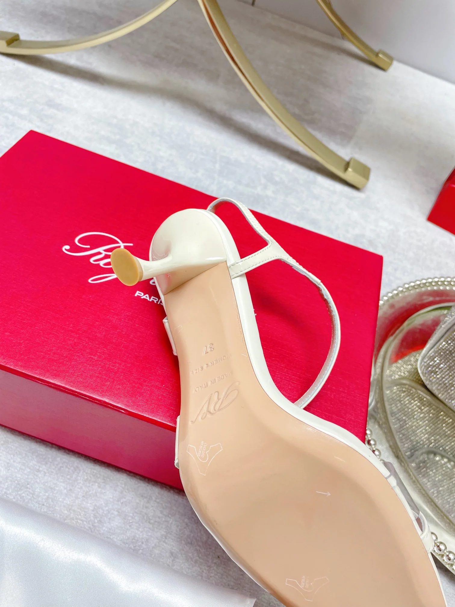 Обувь RV Shoes - Новинка ранней весны 2023 года - Сандалии в форме сердца на шпильках