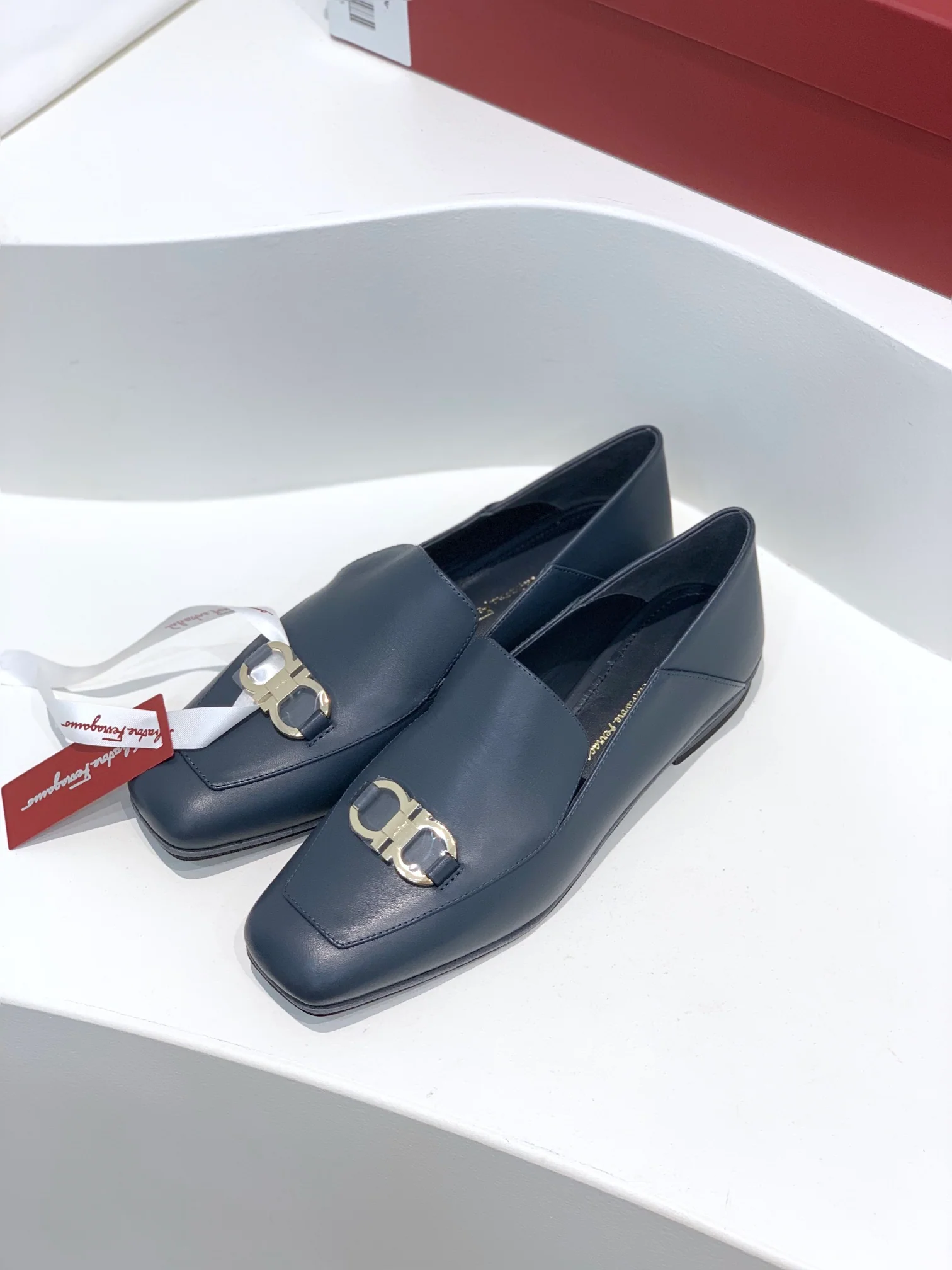 Туфли Salvatore Ferragamo - пряжка в форме подковы - квадратный носок - лоферы