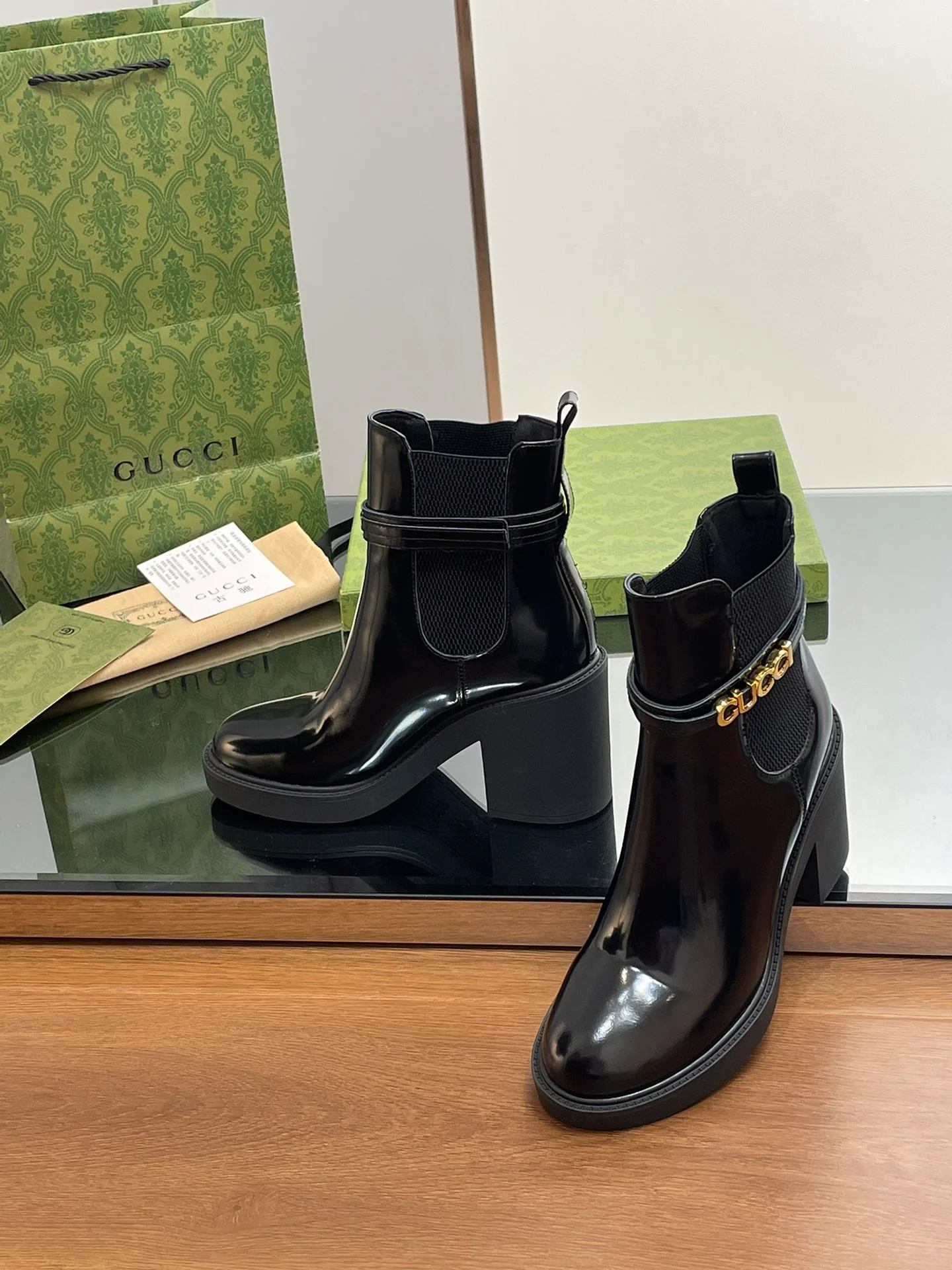 Новинка сезона осень/зима 2023 от Gucci — ботильоны с золотой пряжкой и буквой