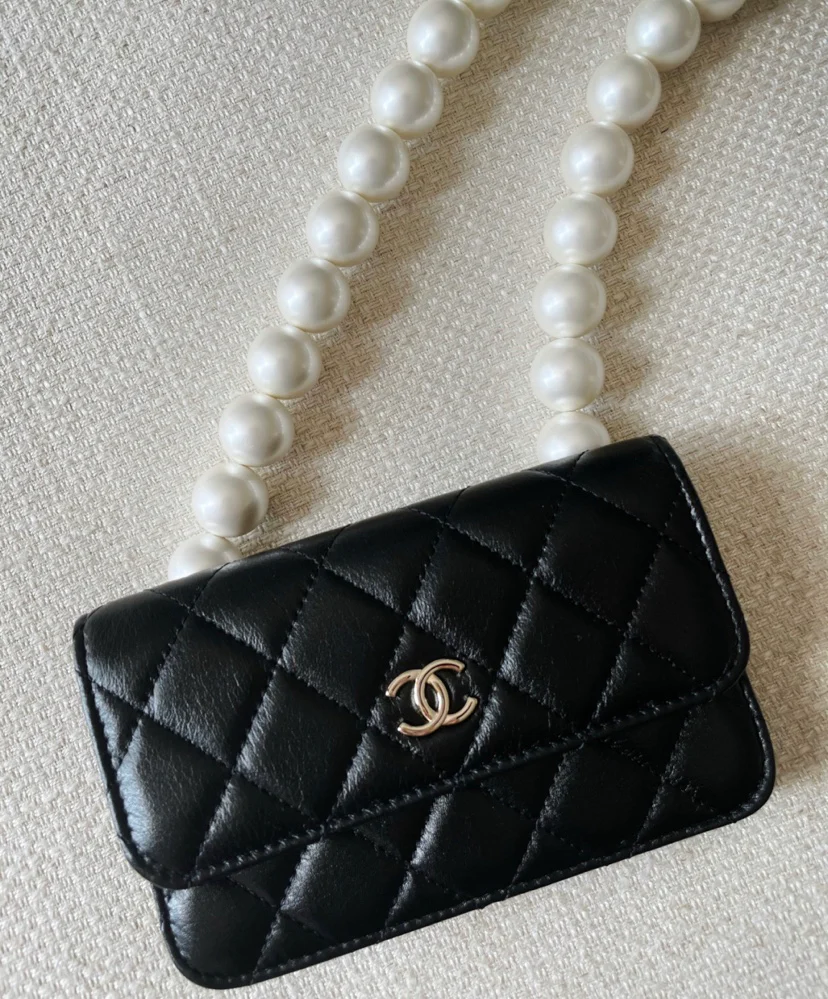 Маленькая сумочка Chanel с жемчужной цепочкой - 1 шт.