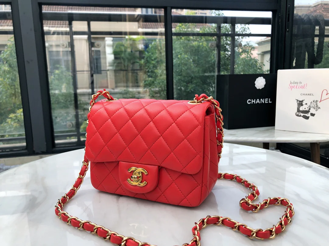 Сумка Chanel CF из коллекции весна/лето 2019 — квадратная сумка Fat Bag — из овечьей кожи — красная с золотой фурнитурой — 17 см