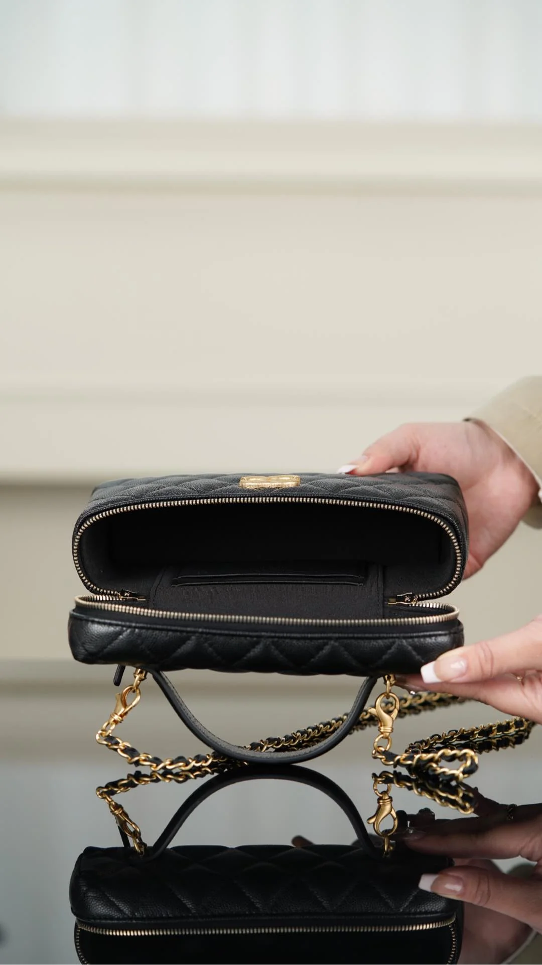 Сумка для ланча Chanel 25p Lychee Beef - черно-золотая