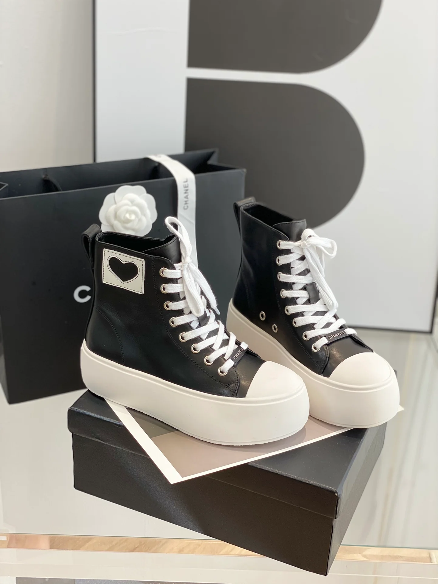 Повседневные высокие туфли Chanel в форме сердца