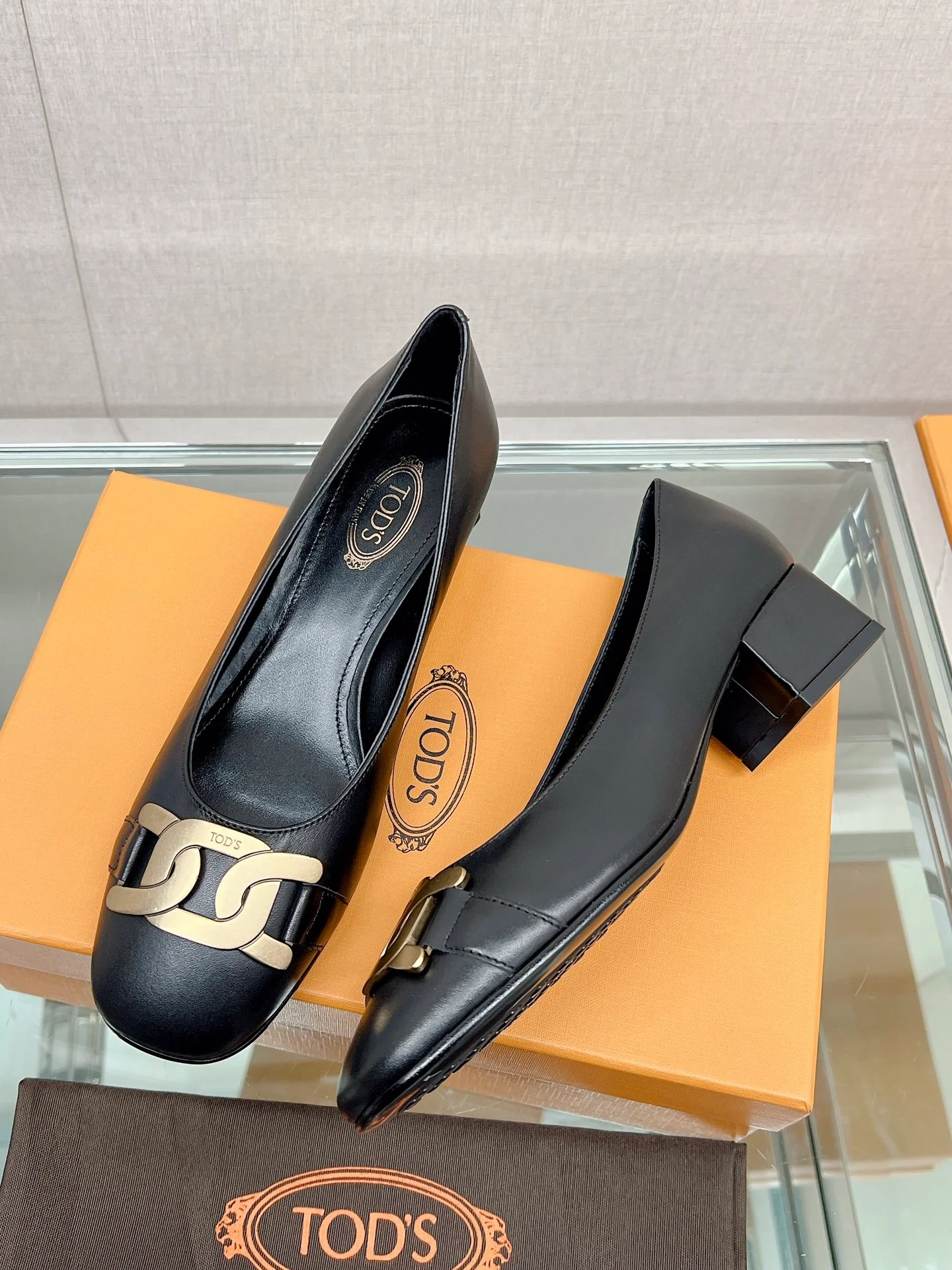 Весенняя коллекция Tods 2023 - Туфли на низком каблуке