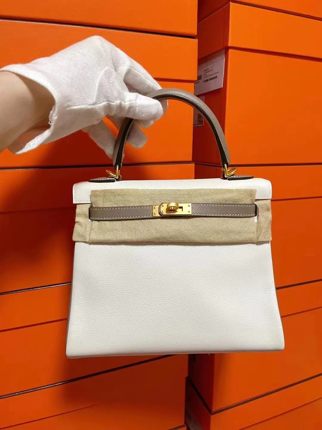 Часы Hermes Kelly 25 Evercolor цвета ?слоновая кожа? с белыми и золотыми пряжками.