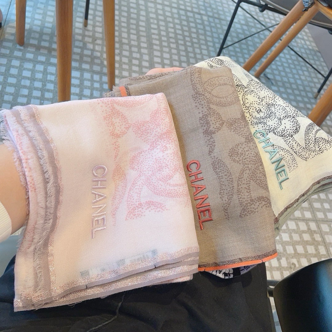 Шарф Chanel 2024 Metallic Camellia Scarf - серый