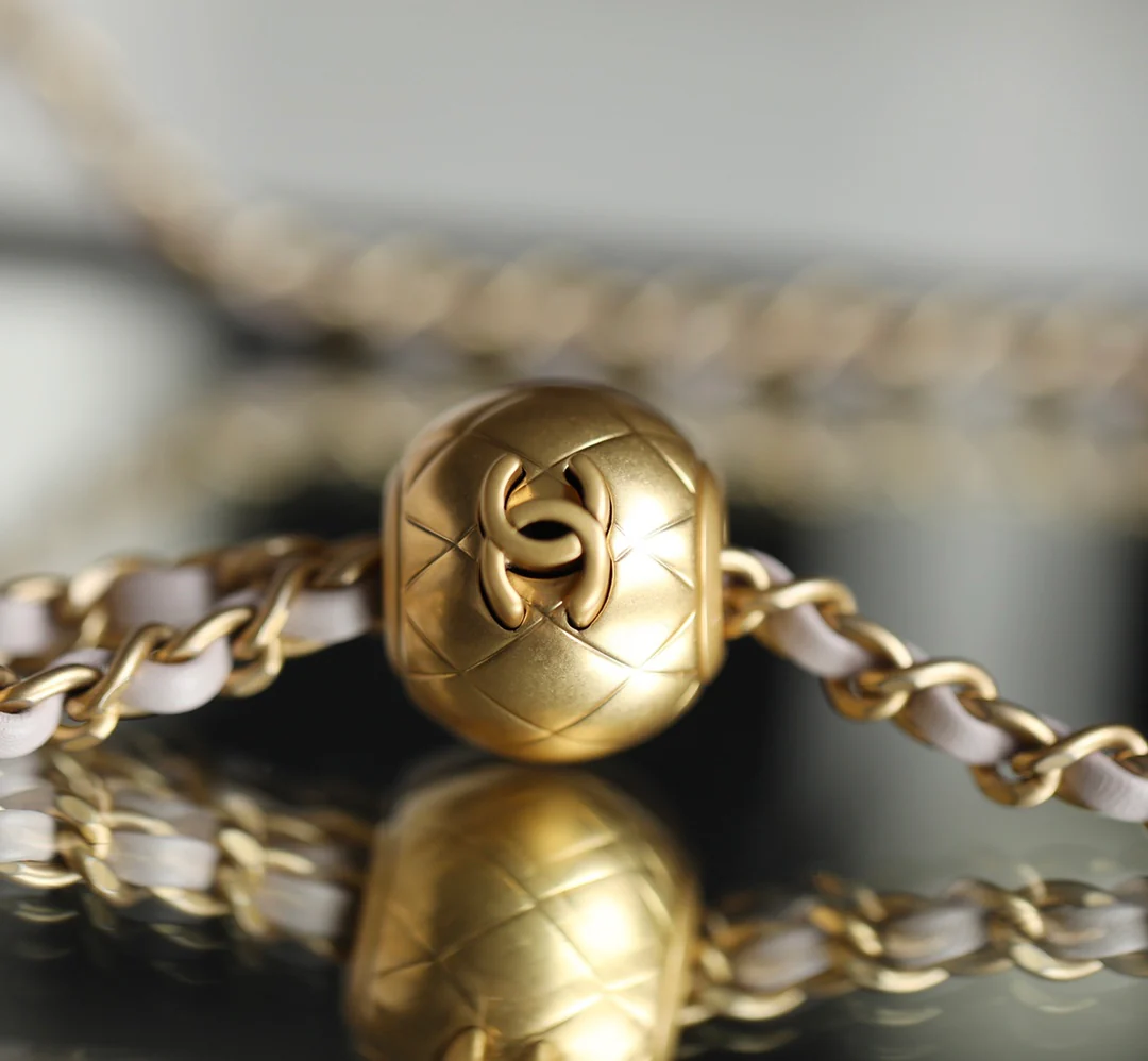 Chanel - Сумка-клатч Golden Globe Square Flap Bag - 18 см - из овечьей кожи