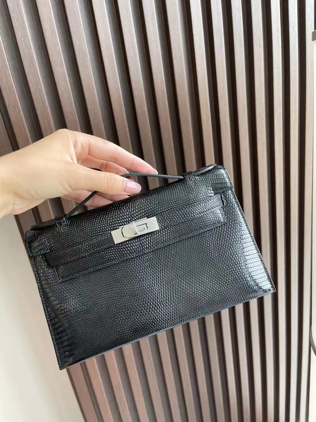 Мини-сумка Hermes Kelly 1-го поколения из кожи ящерицы, черная, с серебряной пряжкой.