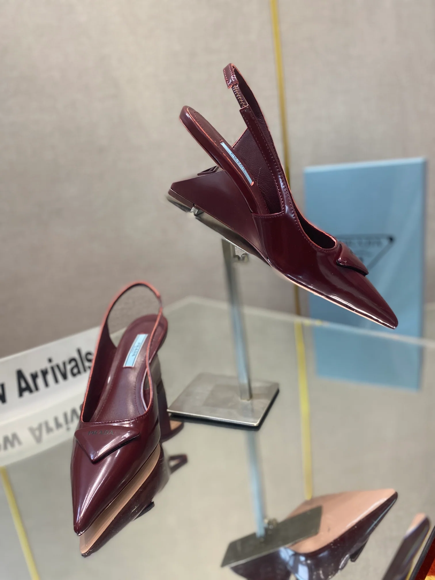 Туфли Prada - Prada - лакированные сандалии на низком каблуке - бордовые