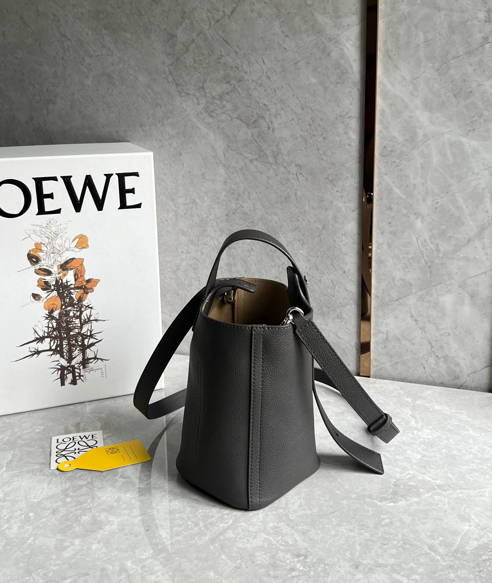 Сумка-ведро Loewe Pebble Bucket Mini Bucket Bag - матово-черная