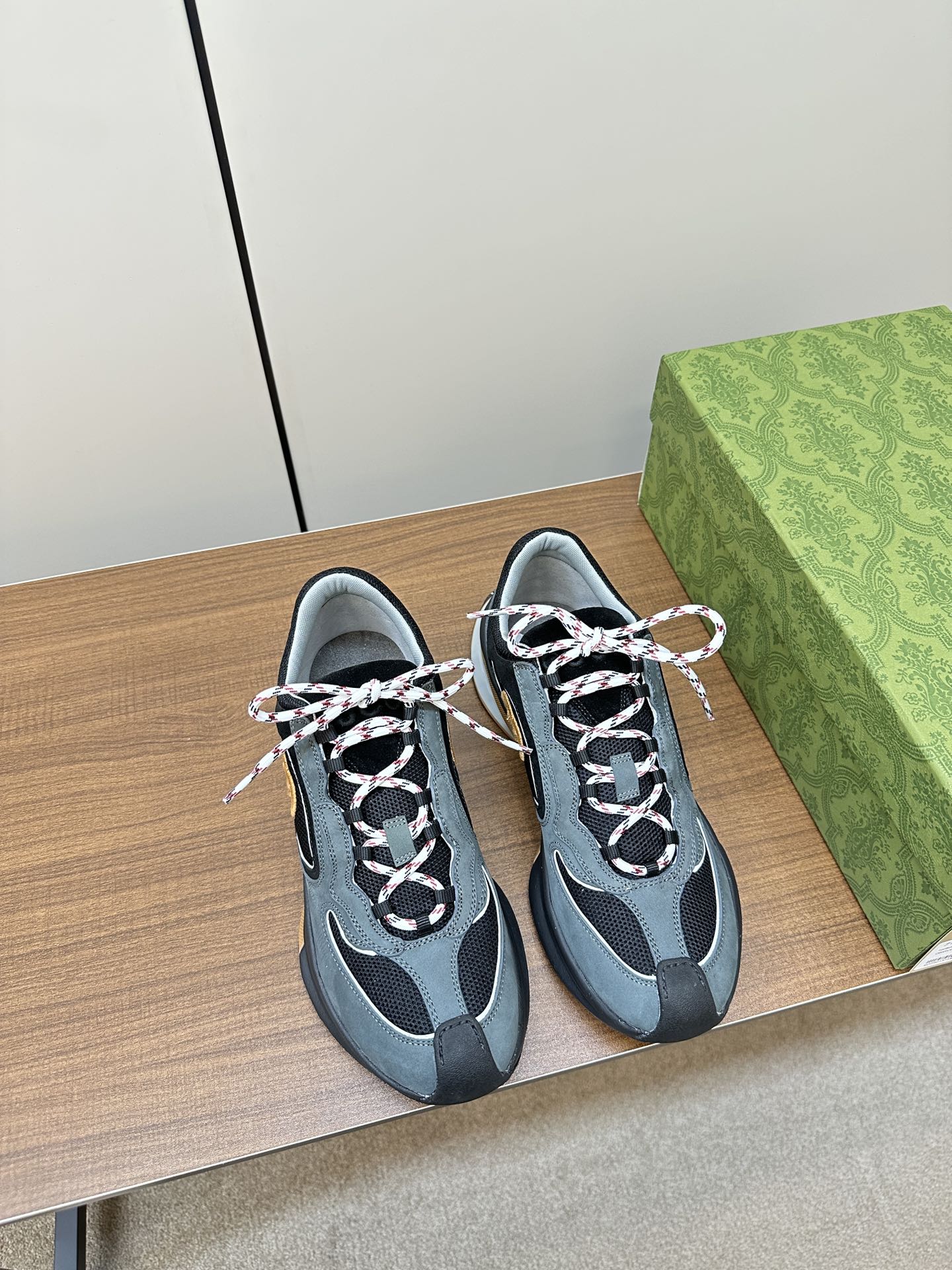 Новинка осенне-зимней коллекции Gucci 2023 — Однотонные вязаные кроссовки — Унисекс — Серо-голубые