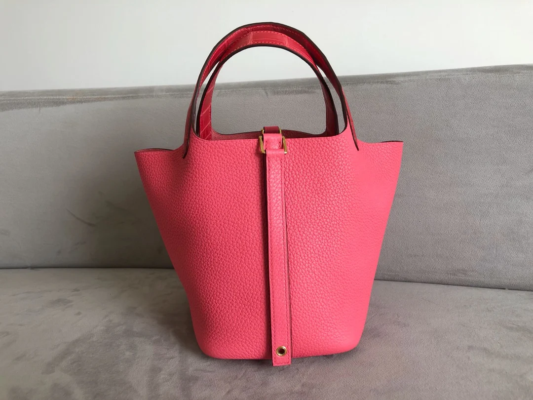 Помада-пудра Hermes Picotin 18 TC с рисунком под крокодиловую кожу и золотой пряжкой.