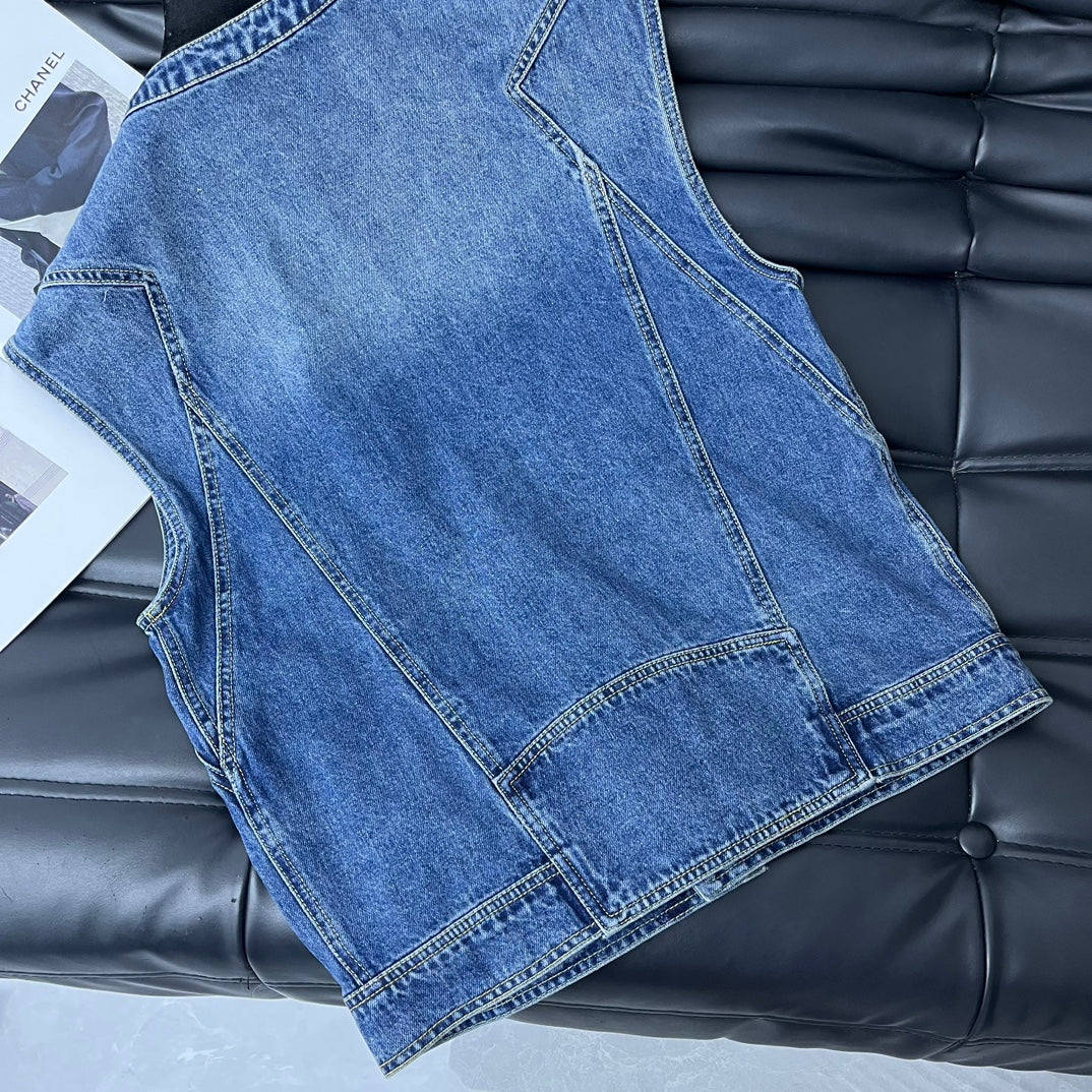 Chanel - Новинка 24 апреля 2024 года - Комплект из джинсовой ткани и жилета с двойной буквой С и брошью.