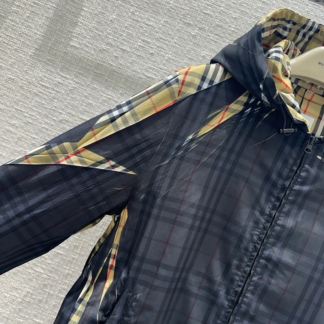 Burberry - 2403-24 Новинка ранней весны. Куртка с капюшоном в клетку.