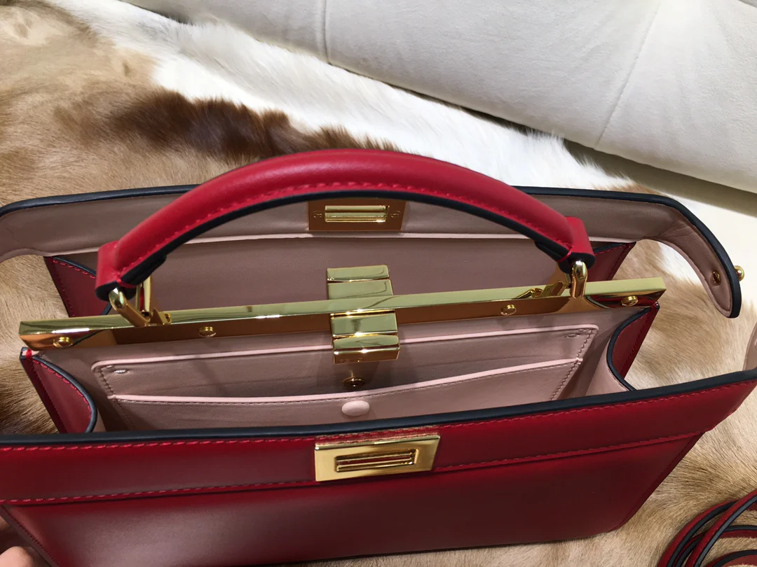 Розовая кожаная сумка Fendi Peekaboo i Seey