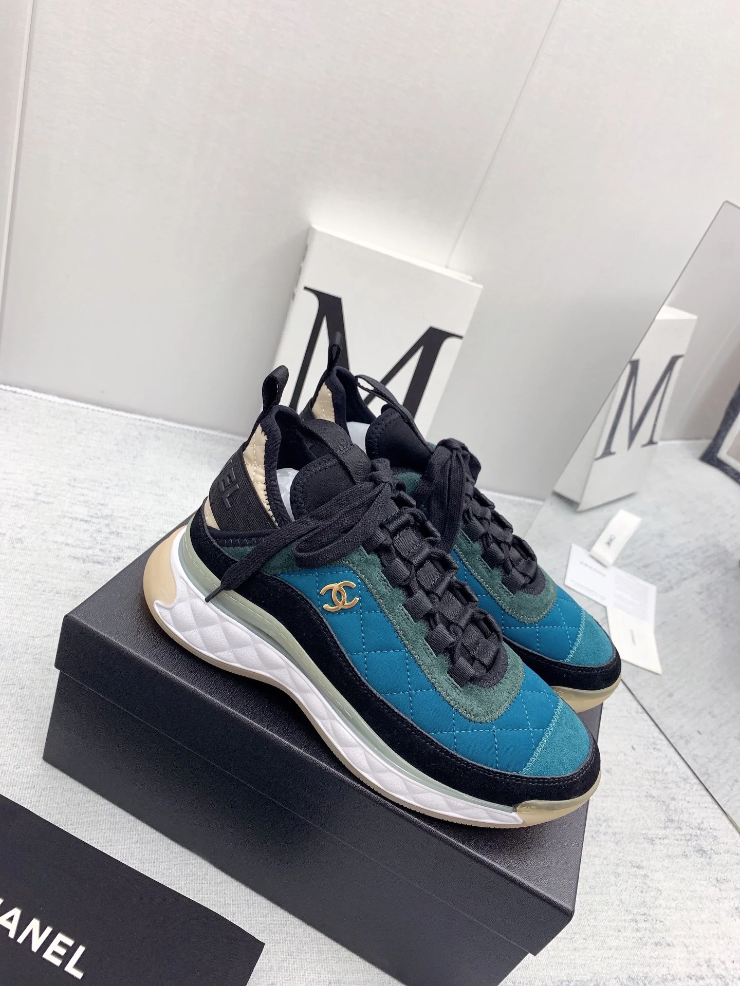 Новинка сезона осень/зима 2021 от Chanel - кроссовки с ромбовидным узором - синие.