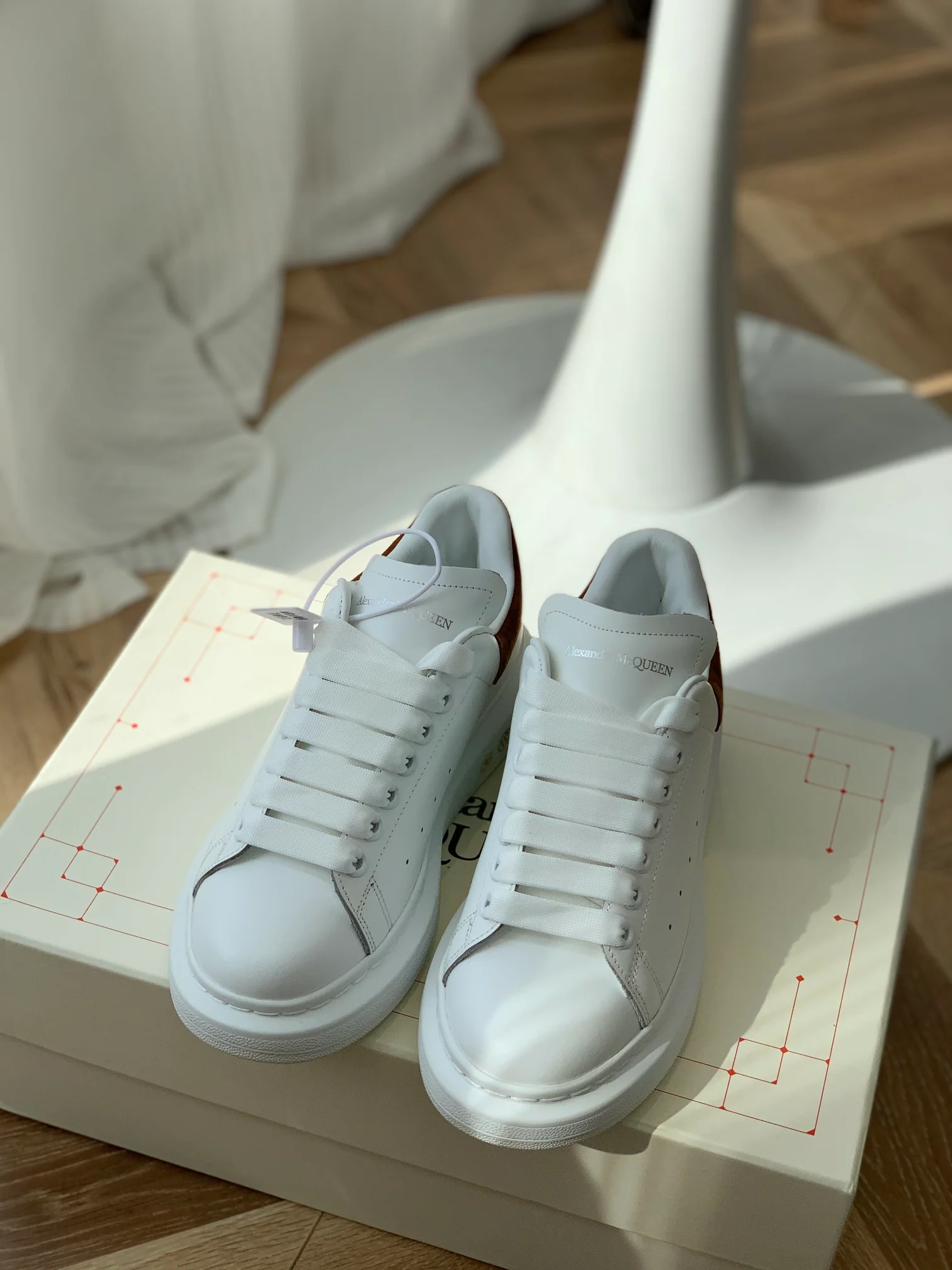 McQueen - Улучшенные классические белые кроссовки - Коричневые