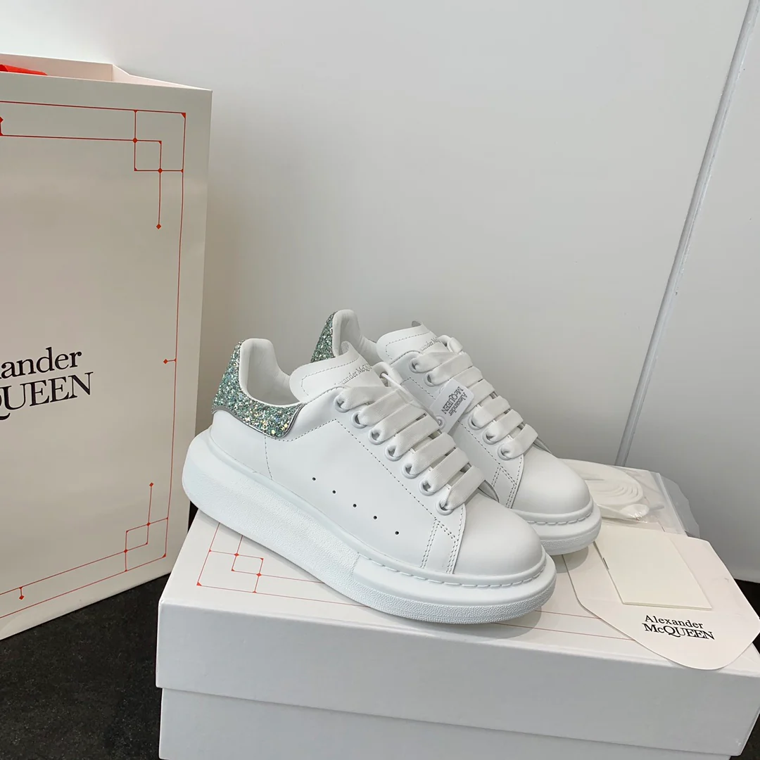 Классические белые кроссовки McQueen - ярко-розовая пятка - зеленые