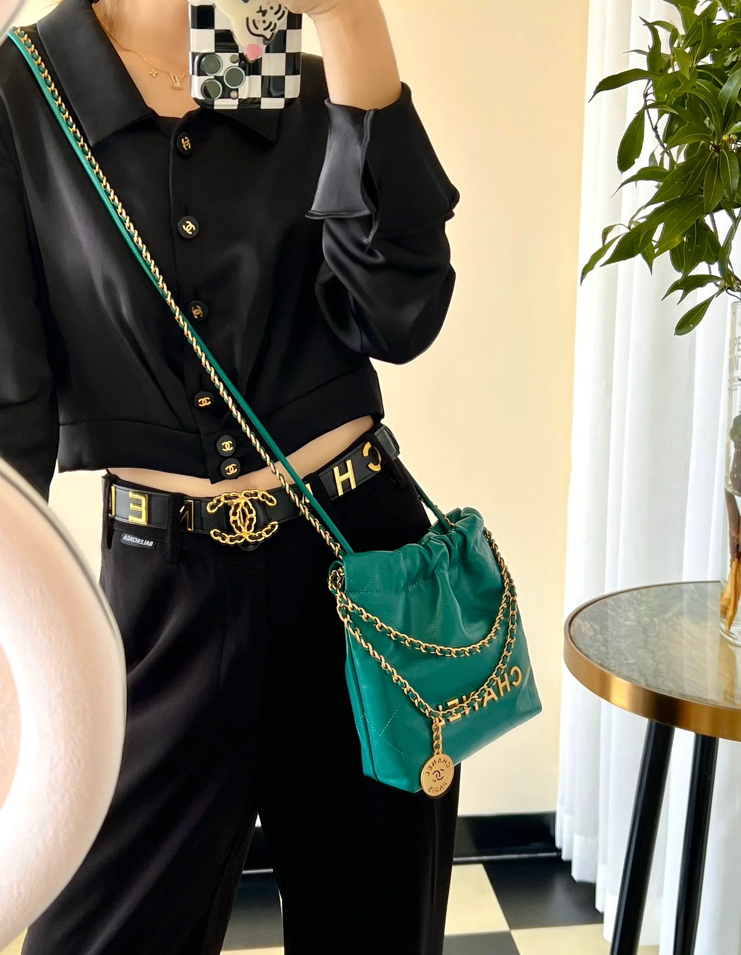 Мини-сумочка Chanel 22 с фурнитурой цвета павлиньего пера и золотого цвета.