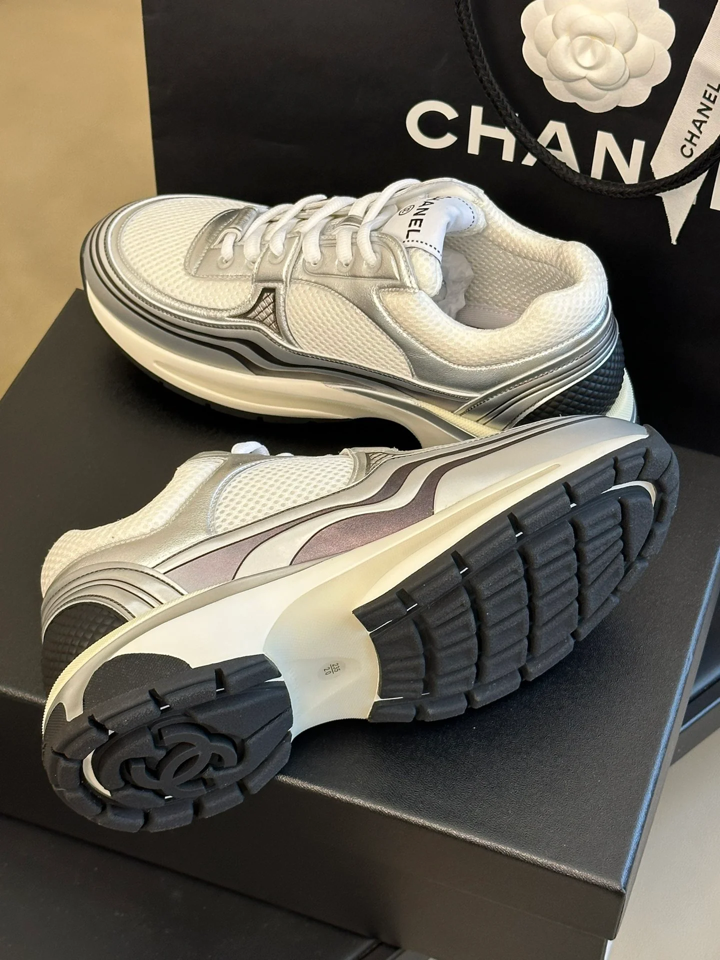 Новинка сезона осень/зима 2023 от Chanel - Кроссовки - Улучшенная версия - Серебристые