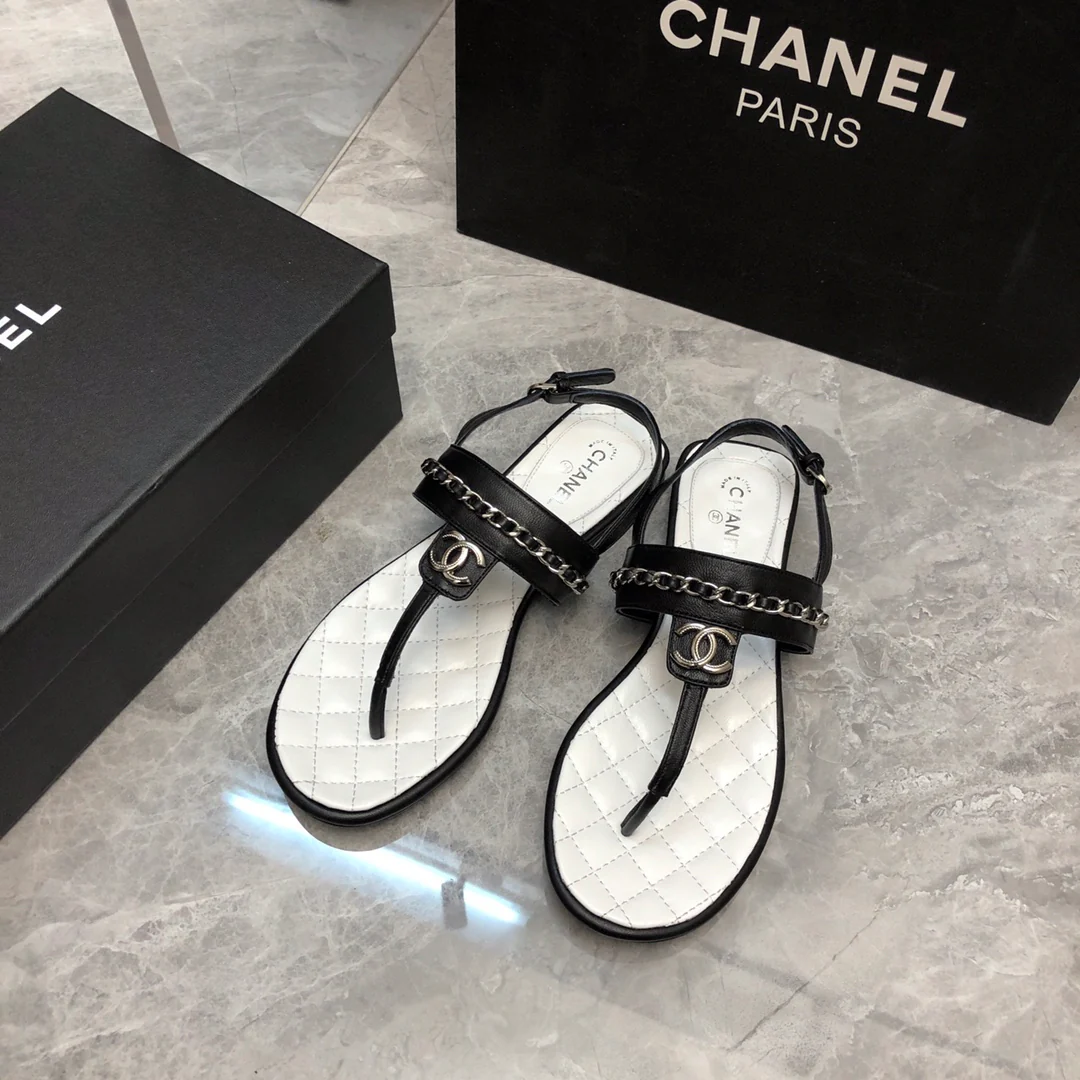 Новинка сезона весна/лето 2023 от Chanel - Классические сандалии с цепочкой и Т-образным ремешком - Белые