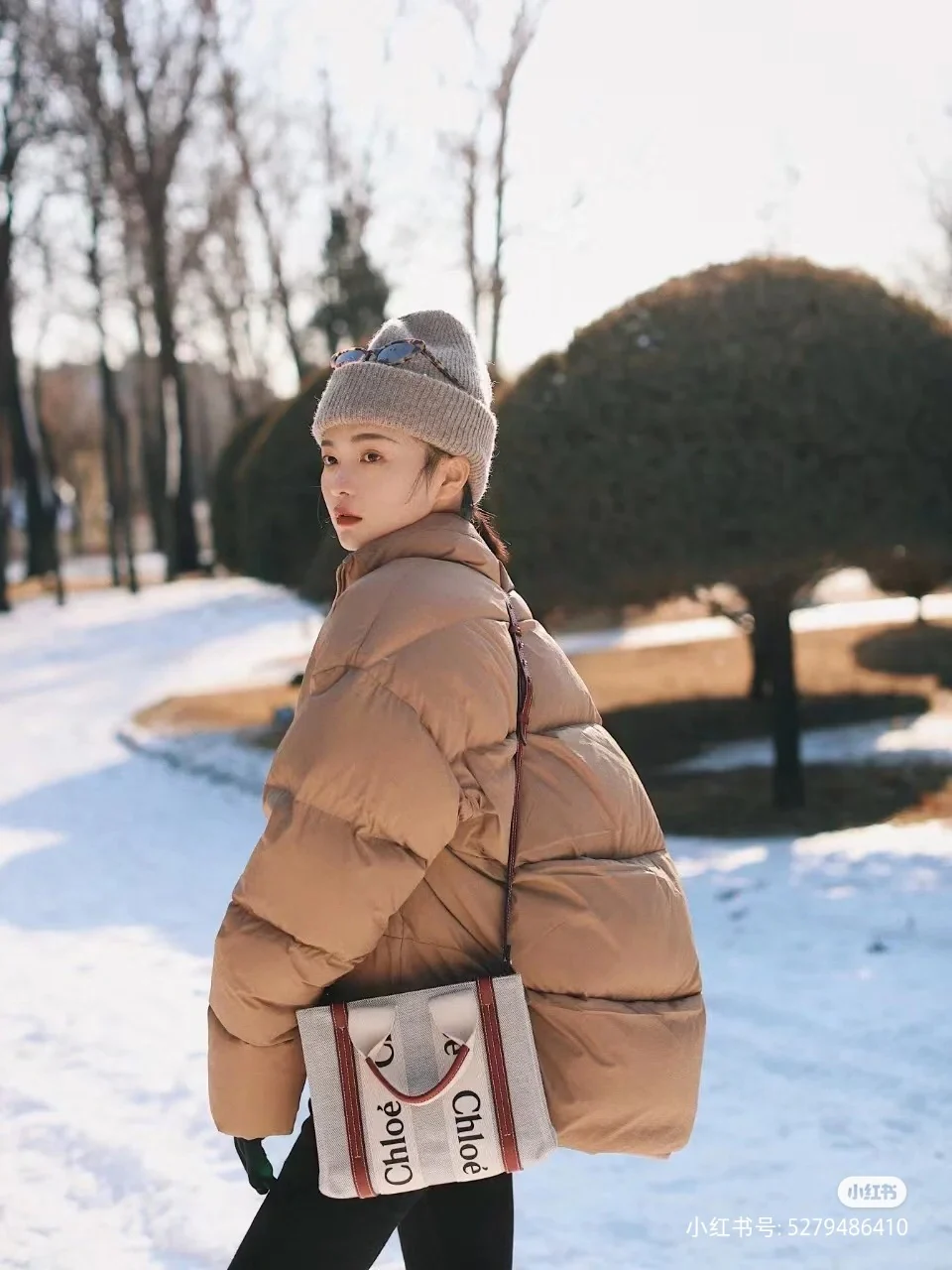 Сумка-тоут Chloe Woody, малиново-красная, маленькая.