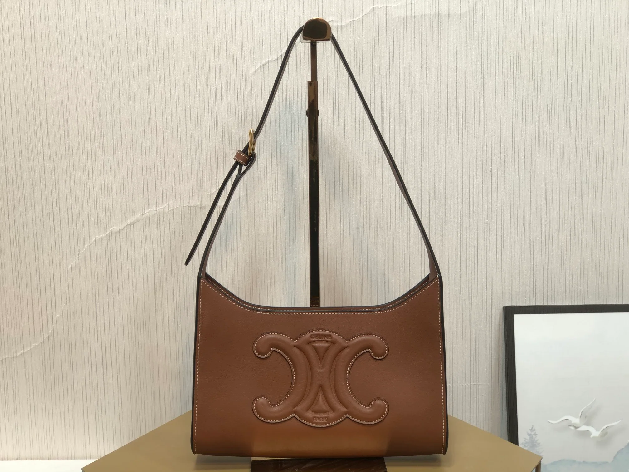 Новинка сезона весна/лето 2022 от Celine - Cuir Triomphe - сумка через плечо из гладкой телячьей кожи.