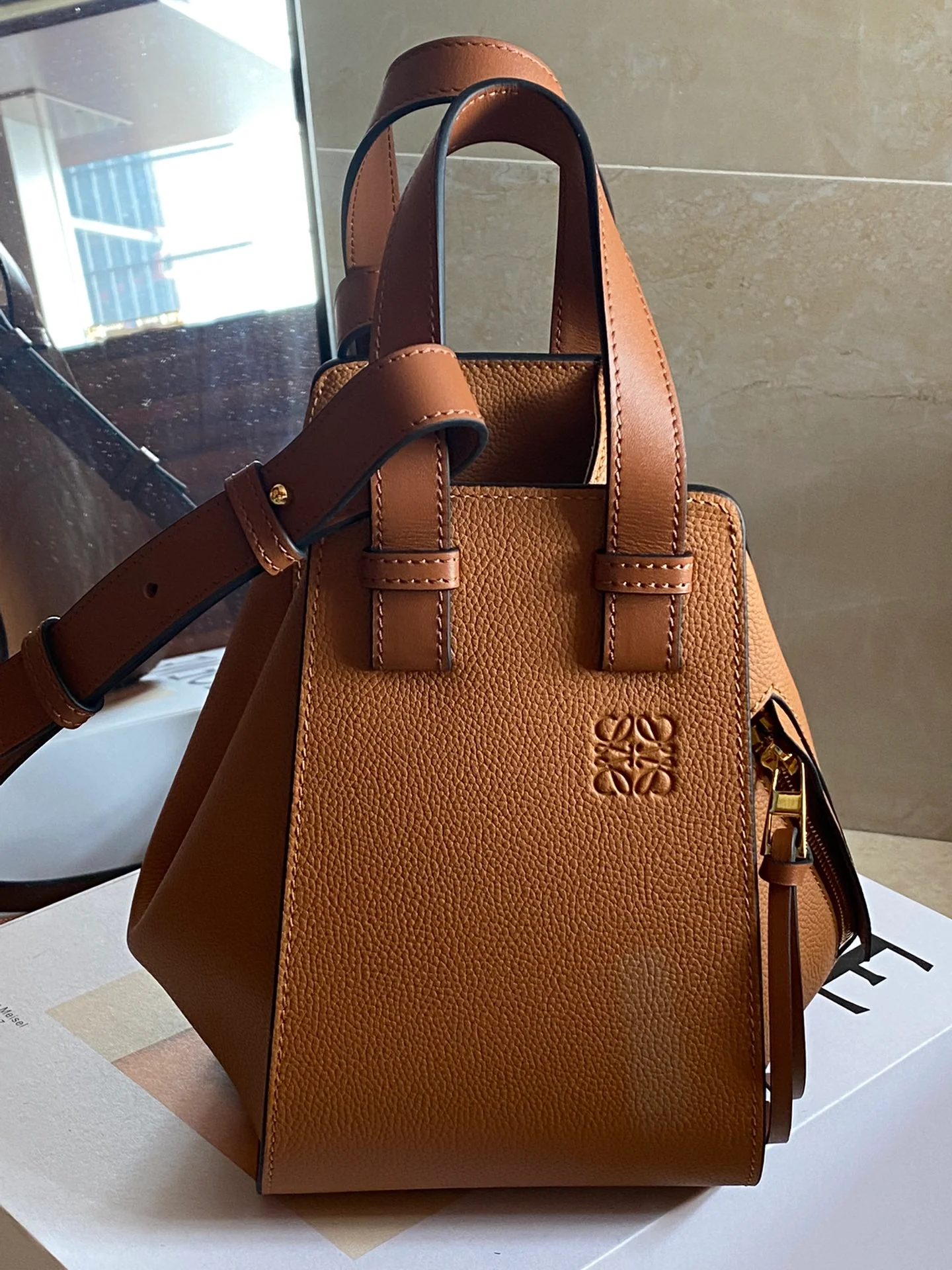 Сумка Loewe Hammock — зернистая телячья кожа — маленькая — карамельного цвета