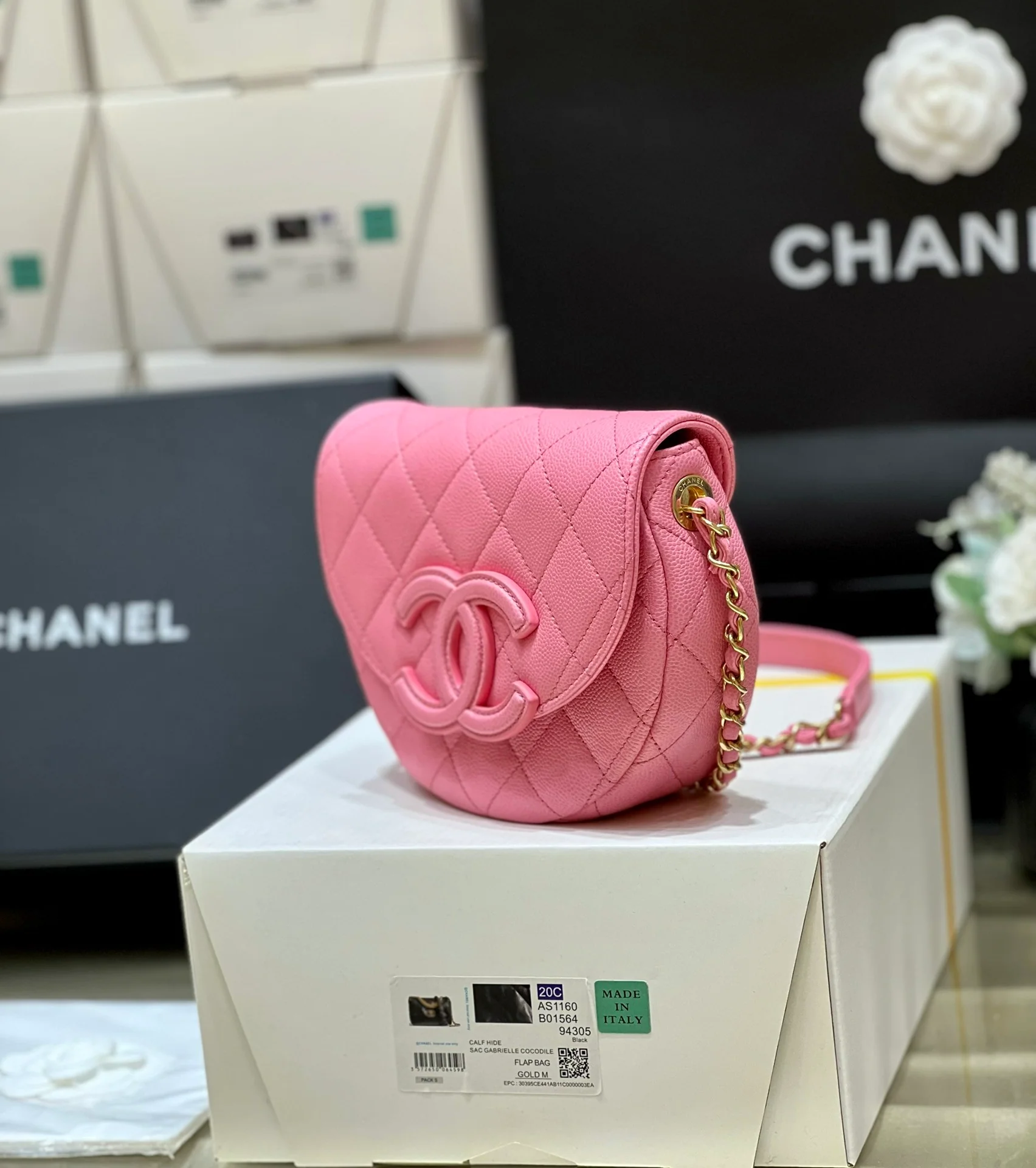 Новинка сезона весна/лето 2023 от Chanel - сумка Lychee Bull Saddle Bag - розовая.