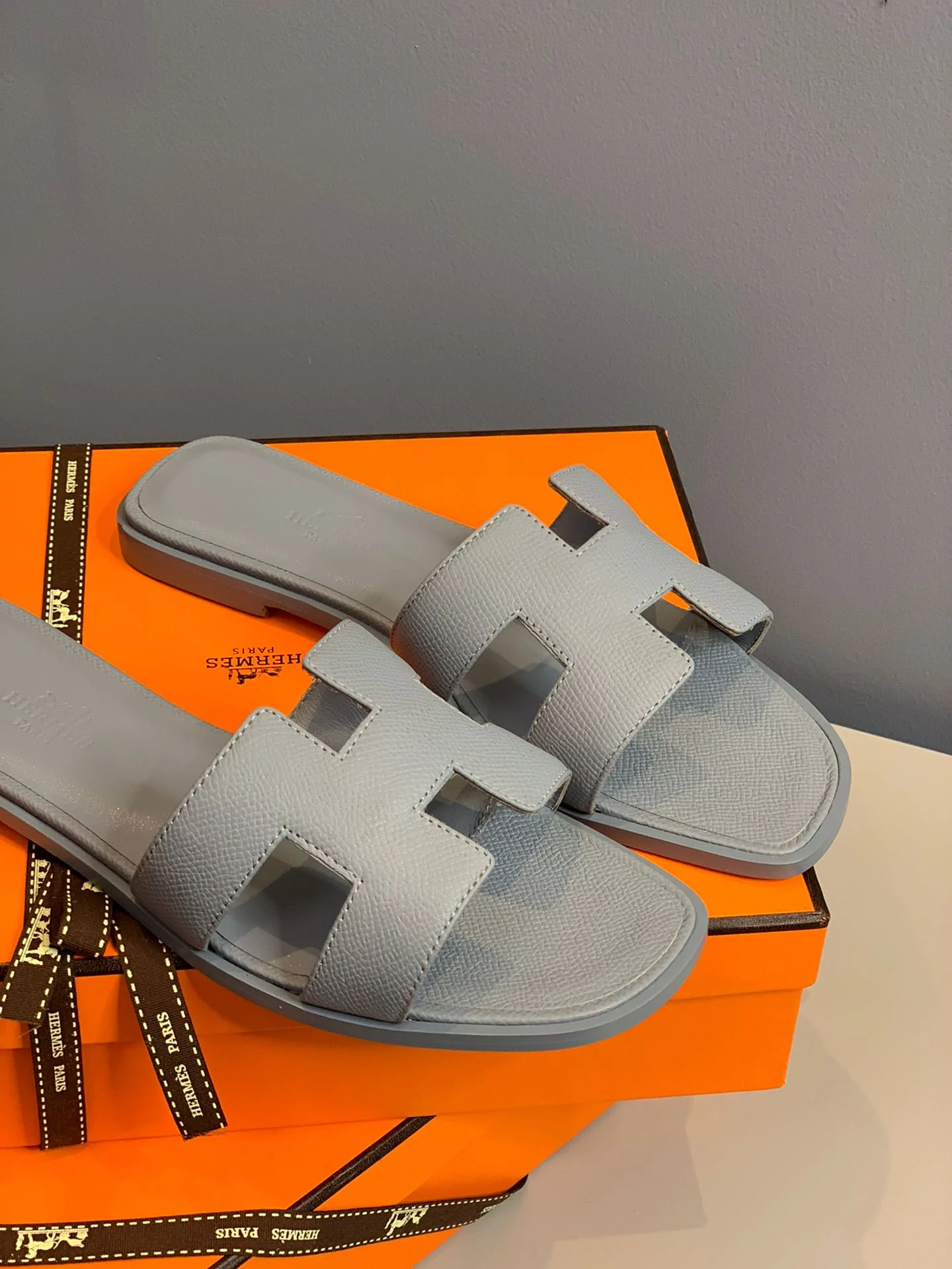 Новинка 2022 года от Hermes - Тапочки с отпечатком руки в форме буквы H - Серые