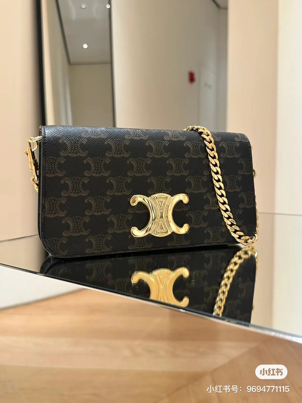 Сумка Celine Triomphe из классического канваса с принтом и клапаном - коричневая с монограммой.