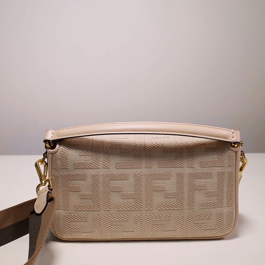 Сумка Fendi Baquette, средний размер, розовый холст.