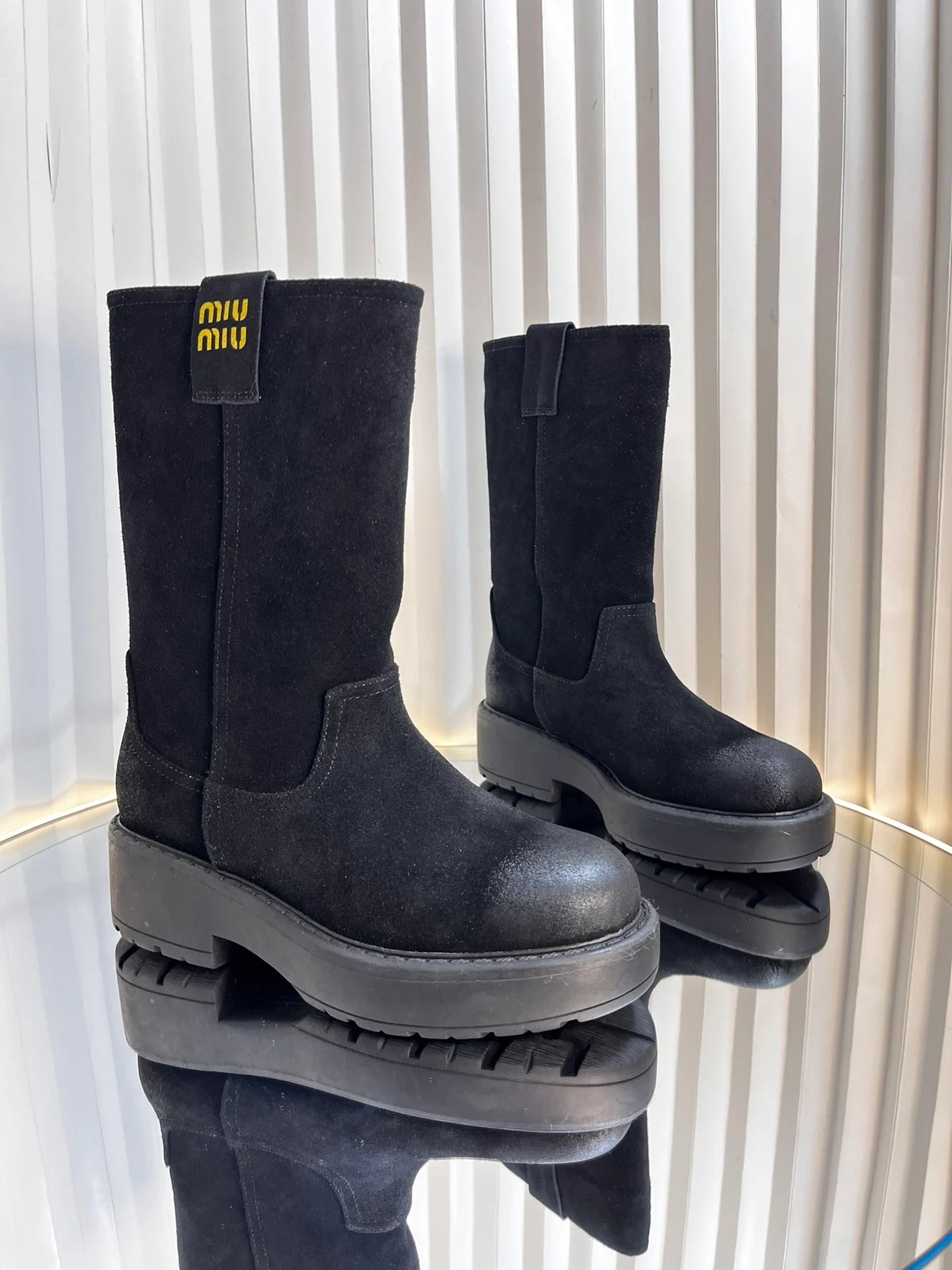 Замшевые сапоги Miu Miu 2024 — черные