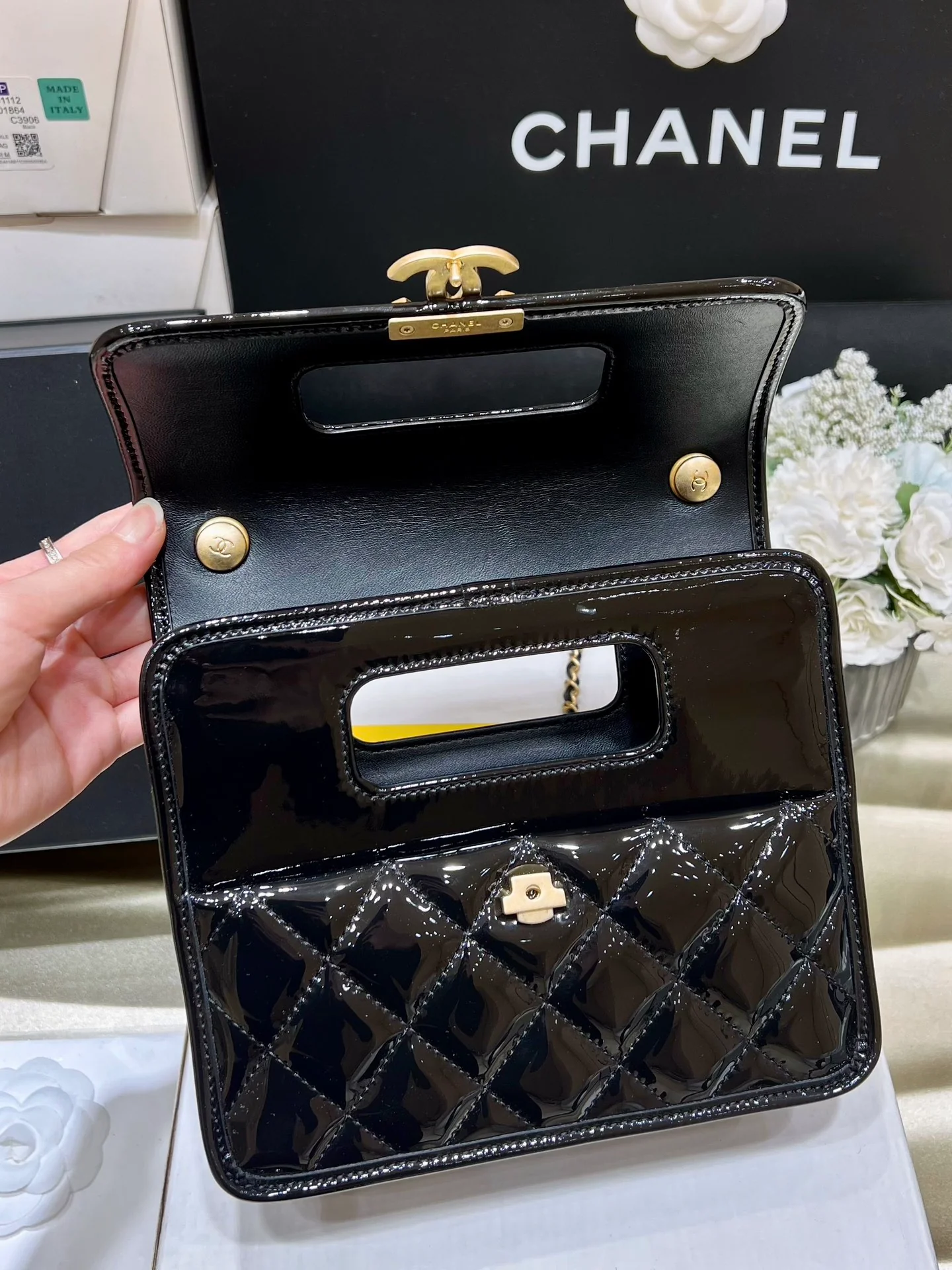 Новинка сезона весна/лето 2023 от Chanel - Лакированная кожа - Сумка-конверт