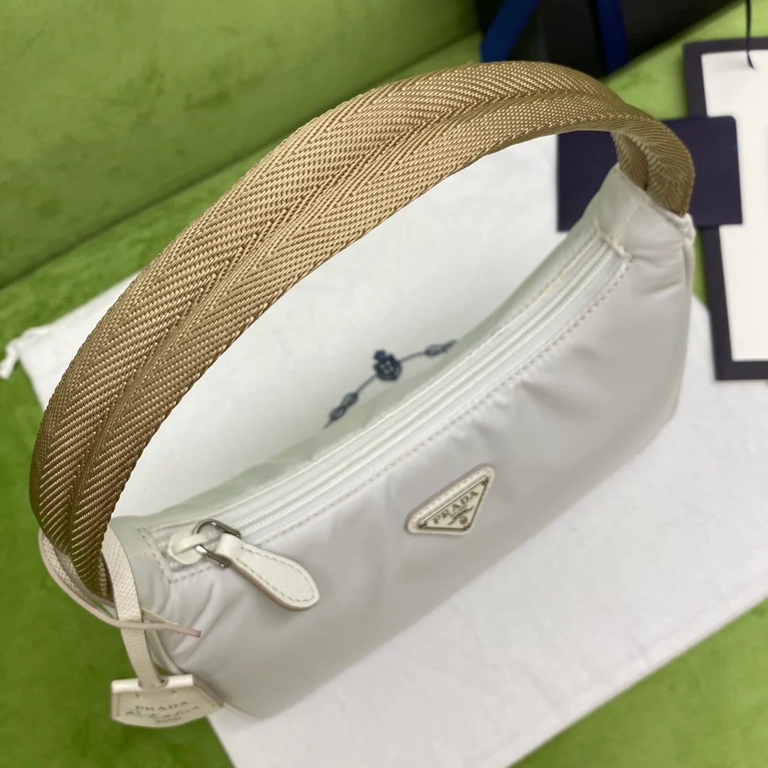 Нейлоновая сумка-хобо Prada, белая.