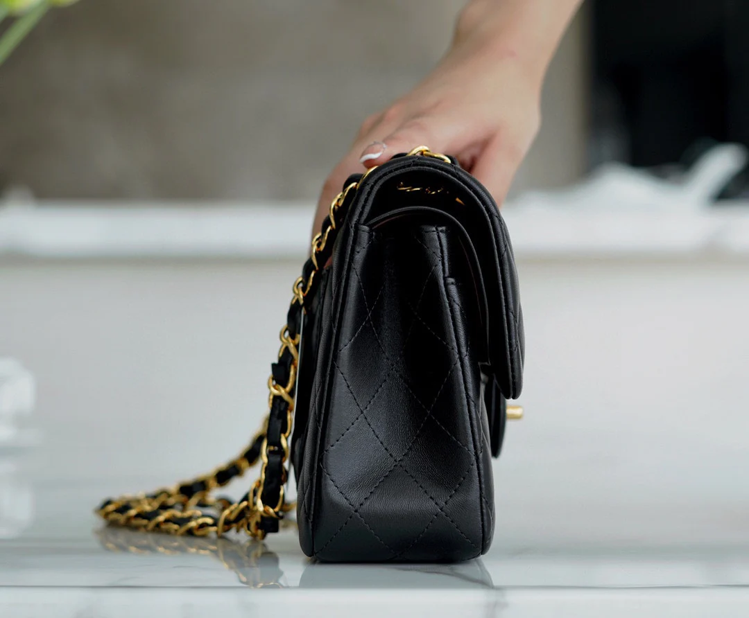 Сумка Chanel CF Medium - 23 см - из черной овечьей кожи с золотой пряжкой - CF23