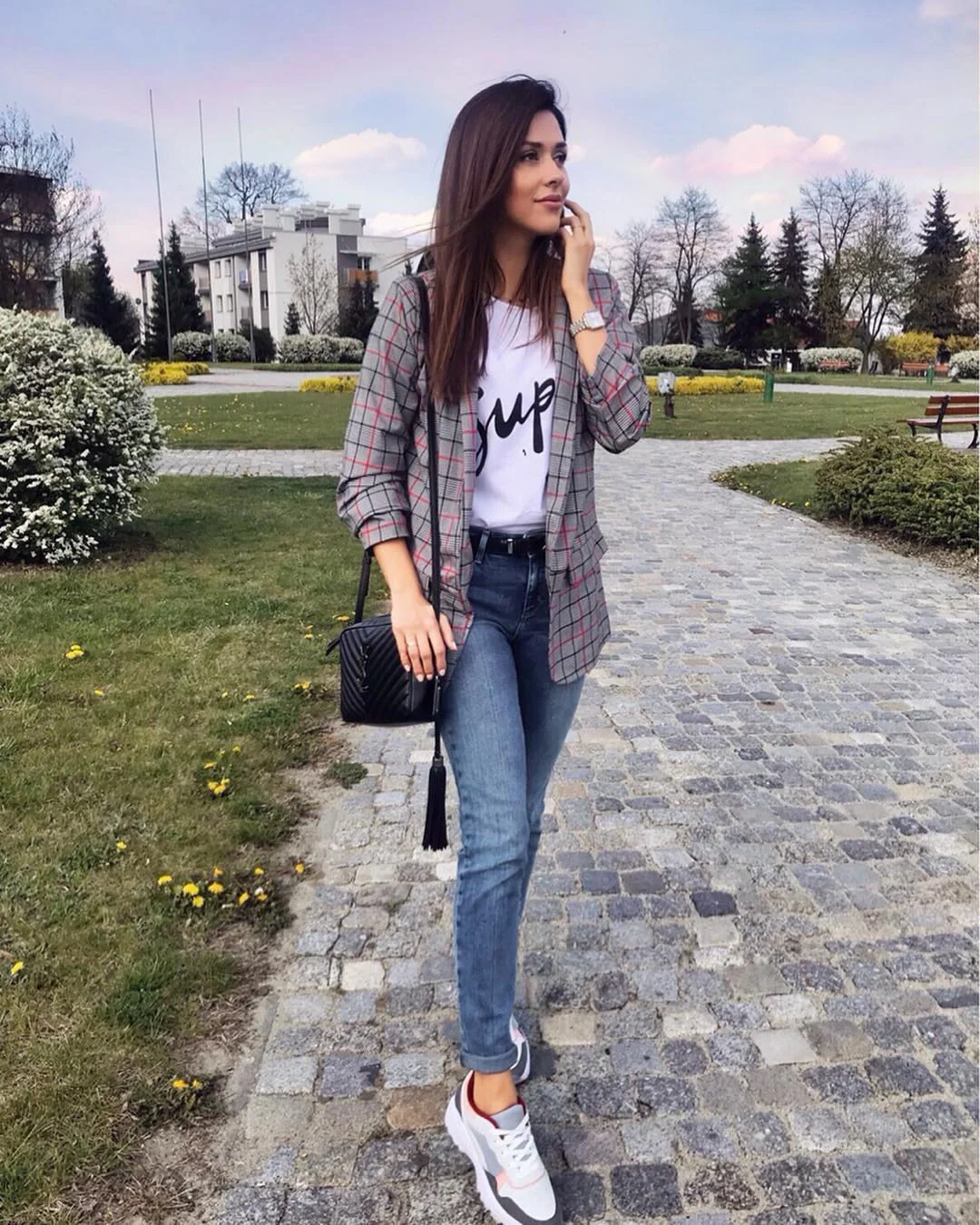 Фотосумка YSL Lou Bag — черная с серебристой фурнитурой.