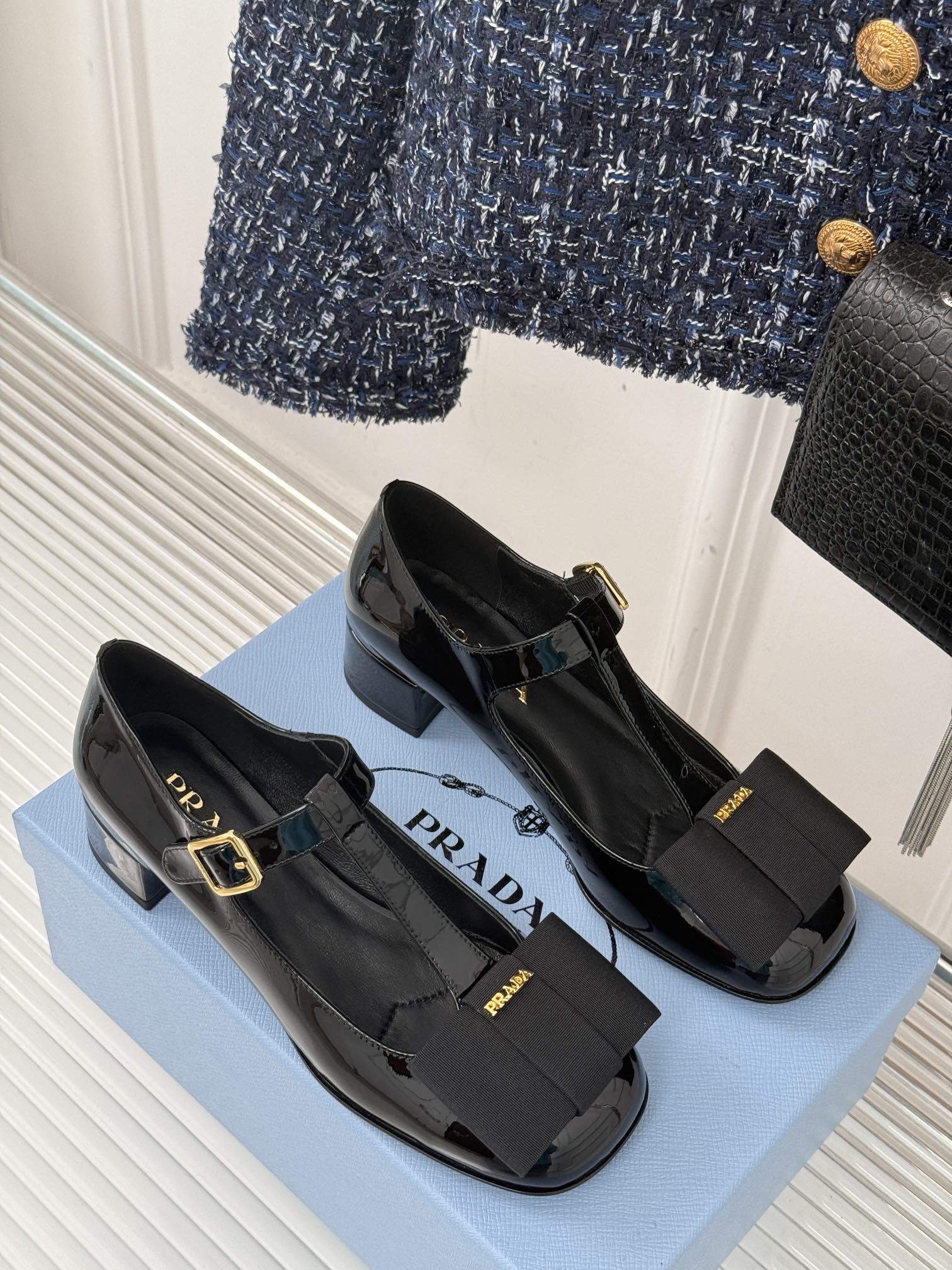 Классические туфли-мэри-джейн Prada с Т-образным ремешком и бантом, закругленным носком, глянцевые, черные.