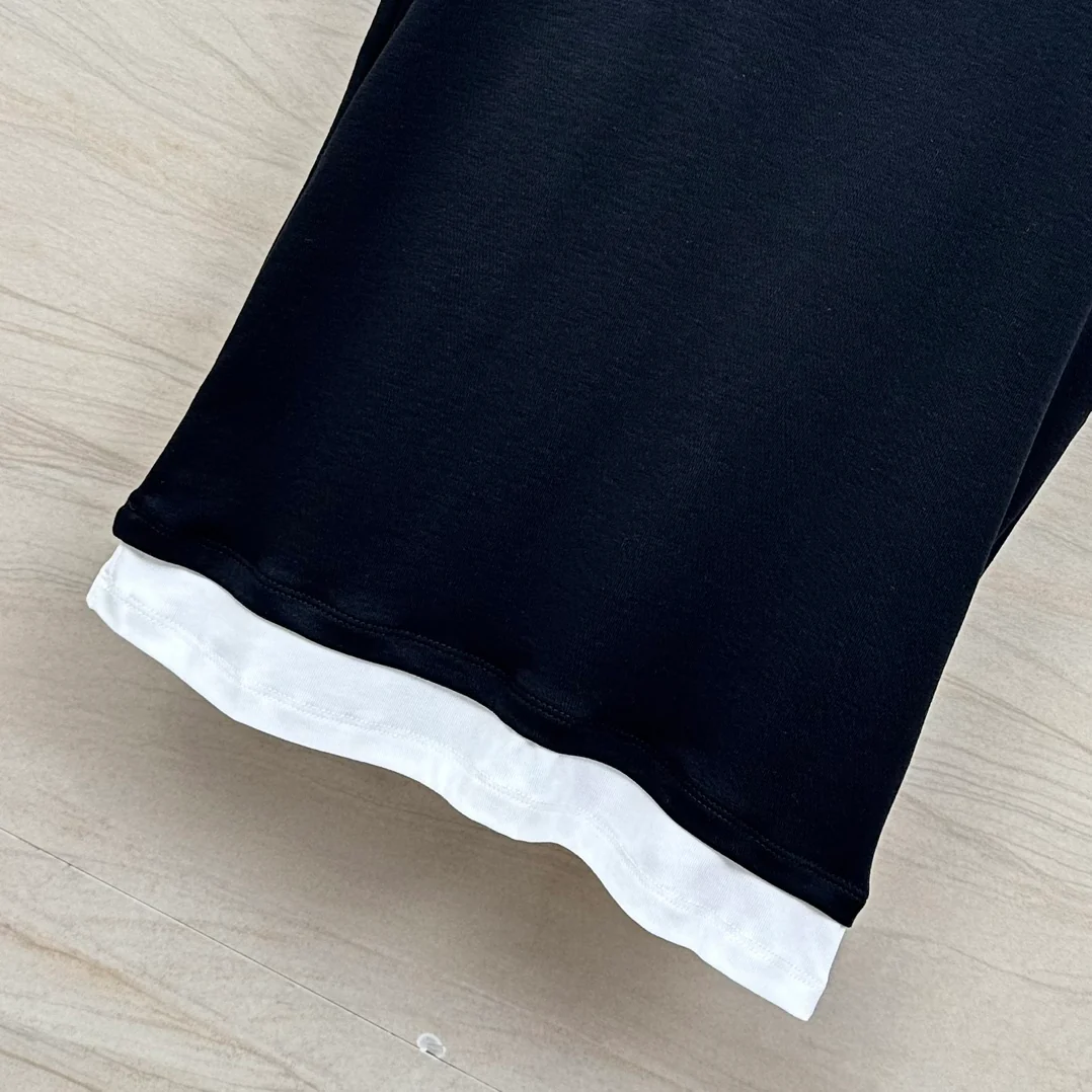 Новинка сезона весна/лето 2024 от Miu Miu: многослойный, культовый универсальный жилет — черный.